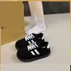 Chinelos fofos, de sola grossa e tamanho grande para mulheres, nova coleção de inverno 2026, forrados com fleece para aquecimento, sapatos casuais de algodão versáteis em estilo de treino alemão