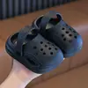 2025 Nuevos Zuecos de Playa para Niños Verano Exterior Niños y Niñas Sandalias Pequeñas y Medianas Ropa Exterior Zapatillas Antideslizantes para Bebé