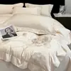 Conjunto de cama de luxo de quatro peças, feito de algodão puro de fibra longa com detalhes bordados, incluindo lençol de cima e lençol com elástico