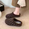 Chinelos de algodão de um passo só com sola grossa para mulheres 2026 moda de inverno bolinhas forrados de pelúcia bico fechado meias chinelos para casa