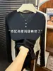 Camiseta de Manga Larga con Cuello Abierto y Botones Estilo Deseo Puro para Mujer, Nuevo Modelo de Primavera, Elegante Top Base Ajustado con Fruncido en la Cintura