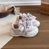 Nueva colección de primavera y otoño de zapatillas de cuero para niñas: modernos, versátiles, con diseños de dibujos animados, suelas suaves y características antideslizantes, adecuados para estudiantes, para correr y para uso casual