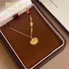 Artículo popular en Xiaohongshu: Mismo estilo que el colgante de nube auspiciosa y candado que cumple deseos de la tienda de oro con monedas de cobre y pequeños lingotes, cadena para la clavícula, cadena de cuello apilable para mujer