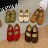 Zapatos de mujer a la moda en estilo francés suave con una sola correa de hebilla, Mary Janes planos, nuevos zapatos de mujer versátiles de tacón medio para el verano 2026