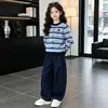 Conjunto de otoño para niña 2026 nuevo y elegante ropa de otoño infantil cárdigan a rayas y pantalones acampanados de mezclilla conjunto de dos piezas