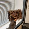 Bolso bandolera cuadrado pequeño con cadena, estilo casual, con estampado de leopardo, costuras 205, estilo moderno y sencillo