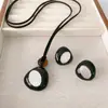 Pendientes Europeos y Americanos de Nueva Moda con Esmalte Negro Goteo de Aceite y Aguja de Plata Collar Largo de Cadena de Lana de Color Contrastante de Alta Calidad para Mujer