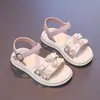 Sandalias para niñas verano 2025 nuevos zapatos de princesa de moda para niños zapatos de suela blanda para niñas niños medianos y grandes zapatos de playa para estudiantes