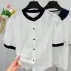 Blusa Femenina de Moda Verano 2025 Nuevo Diseño Cuello Redondo Un Botón Bordado de Encaje Bloques de Color Manga Corta