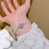 Pulsera de Trébol de Cuatro Hojas Hueco con Diamantes Completos de Perla Blanca Australiana Shijia de Luz Fría para Mujer, Artesanía de Alta Gama, Joyería Exquisita de Nicho