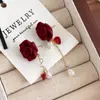 Pendientes de Flor de Terciopelo Rojo de Año Nuevo, Asimétricos, de Alta Gama, Versátiles, Estilo Nuevo, Pendientes de Lujo Ligero, Pendientes Elegantes de Otoño e Invierno