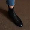 Botines Chelsea de cuero genuino para mujer, con punta redonda, tacón medio grueso y diseño de caña corta, perfectos para otoño e invierno. Disponible en talla 40