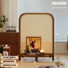 Pantalla pequeña de bajo perfil para sala de estar, sala de té, partición, madera maciza y tejido de ratán, bloqueo, estante de almacenamiento, estilo nuevo, pantalla móvil para balcón