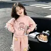 Conjunto de dos piezas para niñas: sudadera redonda de manga larga con estampado de oso y lazo, con pequeñas estrellas tridimensionales, y pantalones jogger. Para niños pequeños y niños pequeños. Para primavera y otoño.