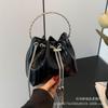 Bolso Cubo de Cadena de Moda de Este Año 2026 Modelo Nuevo Plateado Bolso de Mano Súper Popular Diseño de Nicho Bolso Cruzado para Viajes