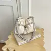 Bolsa de corrente tipo balde, de nicho, leve e luxuosa com padrão de losangos para mulheres, apresentando um design plissado chique que é versátil e exala uma sensação de alto padrão, perfeita para o outono e pode ser usada como bolsa de ombro ou transversal.
