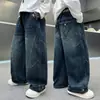 Jeans de pierna ancha curvados de color oscuro para niños con diseño de línea de primavera y otoño, cintura elástica elegante, corte holgado, pantalones largos modernos para niños mayores