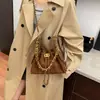 Moda transfronteriza, lujo ligero, bolso cubo de cadena con patrón de diamantes, bolso de mujer, nuevo estilo 2025, gran capacidad, adecuado para el trabajo, se puede llevar debajo del brazo o como bolso de hombro