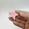 Producto nuevo de fábrica: Tela de color liso pentagrama accesorios DIY, materiales hechos a mano, pequeños elementos de estrella para decoración de ropa y bolsos