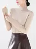 Blusa de tricô de designer Andi Velvet com gola alta discreta e única, adequada para mulheres usarem como camada base no outono e inverno, oferecendo um toque de luxo.