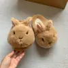 Lindas pantuflas de algodón para niños con temática de conejito, nuevo estilo de invierno 2026, suela suave, antideslizantes, cálidas y con diseño de punta cerrada para uso en interiores
