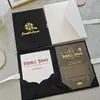 Invitación de boda vintage de terciopelo color camello con impresión en relieve, tarjeta de respuesta con código QR de forma especial, invitación de boda