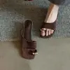 Textura de pele de ovelha, alta qualidade e elegante, sandálias slip-on com fivela de metal e bico quadrado para mulheres, sandálias simples de camurça de nicho