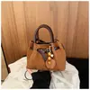 Bolsos de otoño e invierno para mujer 2025 nuevo de moda nicho retro bandolera cruzada casual para ir al trabajo moda versátil bolso cubo