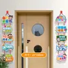 Decoración de puerta de aula para la temporada de apertura de escuela primaria y jardín de infantes con cortinas coloridas horizontales para crear un ambiente festivo durante la ceremonia de apertura.