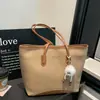 Bolsa tote minimalista moderna europeia e americana para mulheres, bolsa de ombro de couro macio em color blocking vintage de grande capacidade para o trabalho e a escola