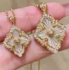 Buchigao Joyería de Alta Gama Estilo Corte Encaje de Cuatro Hojas Doble Cara Cepillado Oro V Cadena Clavícula de Lujo Ligero Nicho Pendientes para Mujer