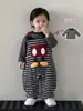 Este adorable conjunto de mameluco a rayas de dibujos animados y camiseta de manga larga es perfecto para bebés niños.. Es un conjunto de dos piezas de moda, y es un artículo popular de ropa infantil coreana.