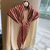 Lenço Cachecol Triangular de Luxo para Outono e Inverno, Quente e de Cor Sólida, Cachecol Estiloso para Roupa Externa, Proteção para Pescoço e Ombros, Versátil com Listras Pretas e Brancas