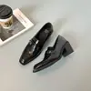 Sapatos Mary Jane Femininos de Couro Macio Estilo Retrô Francês Salto Bloco Sapatos de Salto Único Versátil para o Trabalho Temperamento Boca Rasa Sapatos Pequenos de Couro Mocassins