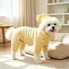 Ropa nueva para perros de cuatro patas, suave y acogedora, con estampado de estrellas a rayas y capucha, para otoño e invierno, venta al por mayor para perros pequeños y medianos, ropa cálida para el hogar