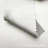 Tejido de satén elástico, grueso y brillante con una caída suave, que presenta un efecto reluciente de seda artificial, adecuado para disfraces de baile y ropa formal.