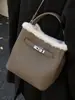 Bolso de Mano Pequeño Elegante de Alta Apariencia para Mujer 2025 Invierno Nueva Moda Bolso Cruzado Bolso Tote Pequeño Exquisito Bolso Cubo