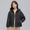 Jaqueta de Penas Curta Feminina Leve Outono e Inverno Nova Penugem de Pato Branco Solta Tamanho Grande com Capuz Moda Tendência