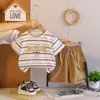 Lindo Menino Terno Listrado de Manga Curta com Gola Redonda Novo Estilo 2026 Macacão Listrado de Manga Curta com Gola Redonda para Meninos