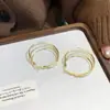 Aretes nuevos, de alta gama, multicapa en oro y plata con un diseño único y de nicho, perfectos para mujeres que aprecian un estilo sofisticado y elegante.. Estos incluyen pendientes de botón, pendientes de aro y pendientes de aro lisos.