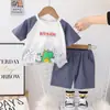 Traje de Verão com Manga Curta para Meninos Novo Estilo Ocidental Bebê Menino Rua Frita Celebridade da Internet Roupas Infantis Dinossauro Urbano Traje com Manga Curta
