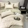 Juego de ropa de cama de cuatro piezas de seda helada lavada de alta gama con bordado, tacto lujoso, funda de edredón de verano, sábana bajera, juego de tres piezas para cama individual