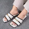 2026 Nuevas Pantuflas de Lunares Tallas Grandes para Mujer Chanclas Versátiles de Moda con Punta Cuadrada Decoración de Cadena Par Elegante con Faldas
