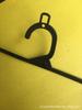 Gancho de oreja negro personalizado por el fabricante. Colgador de gancho para sellar bolsa de regalo de embalaje