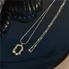 Marco de Arte de Lujo Ligero Europeo y Americano Cadena para Clavícula Apilable de Doble Capa de Acero de Titanio para Mujer Oro de 18K Diseño de Nicho Joyería de Moda