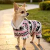 Casaco de algodão com quatro patas para cachorro, edição limitada de Natal, espessado, à prova de vento, com capuz, projetado para cães pequenos usarem ao ar livre durante as festas, um traje de inverno para animais de estimação
