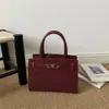 Bolsa de mão nova, elegante e fashion para o outono de 2026, simples e chique, com um design quadrado retrô, adequada como bolsa de ombro ou bolsa transversal para mulheres