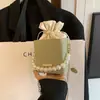 Bolsa Pequeña de Verano 2024 Nueva Bolso Cubo Casual Elegante Bolso Cruzado Casual Simple Bolso de Mano con Perlas para Mujer