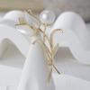 Nuevo broche de tulipán con incrustaciones de circonita micro de cobre y concha natural, hebilla anti-luz, accesorios de ropa, generación mayorista