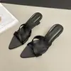 Chinelos Elegantes de Salto Anabela com Tiras Cruzadas e Bico Fino Estilo Francês para Mulheres 2026 Sandálias Abertas Estilosas para o Verão